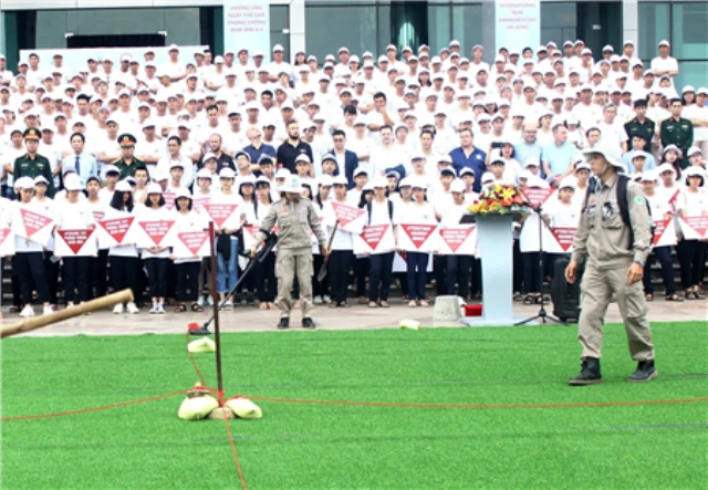 Trình diễn rà phá bom mìn (ảnh nguồn molisa.gov.vn)