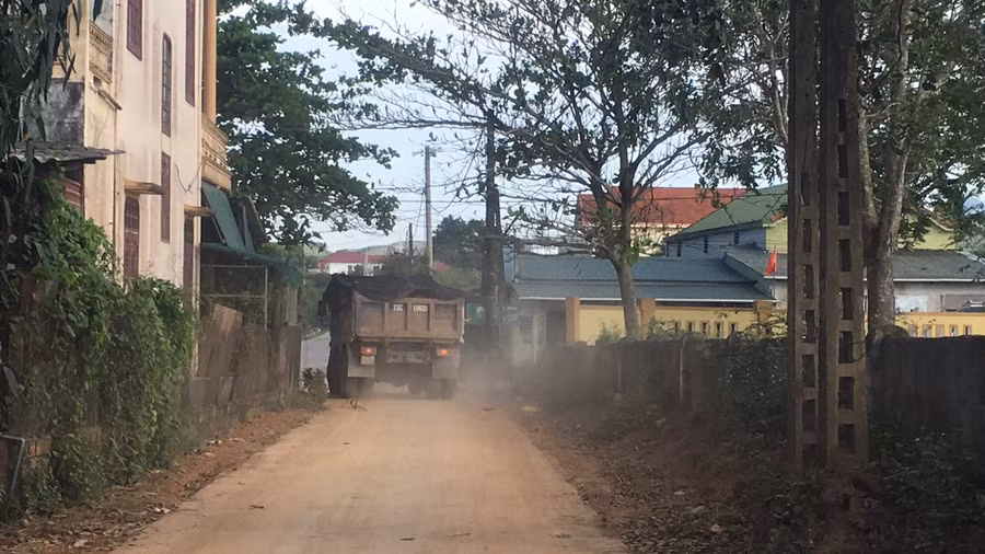 Các xe ben ra vào chở đất liên tục khiến cho bụi đất bay mù mịt gây ô nhiễm môi trường.