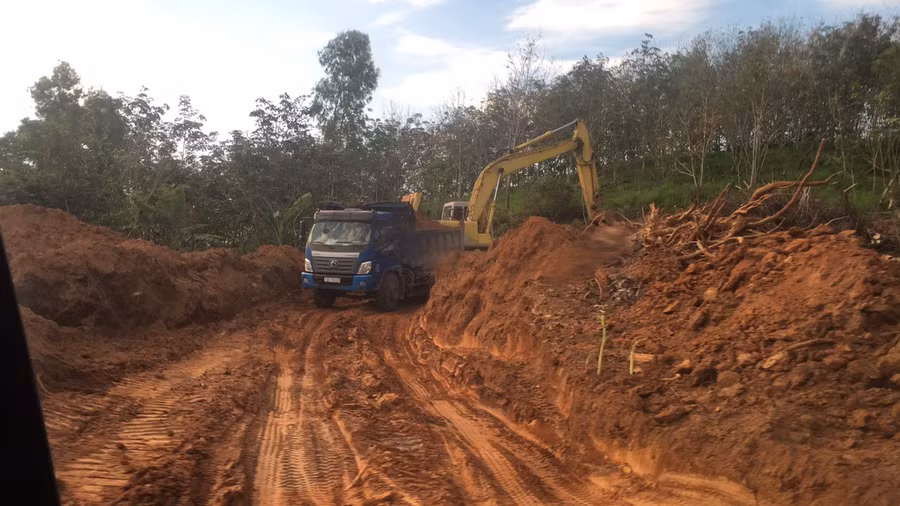 Tình trạng khai thác trái phép tài nguyên đất diễn ra tại thị trấn Nông trường Việt Trung đã khiến người dân vô cùng bức xúc.