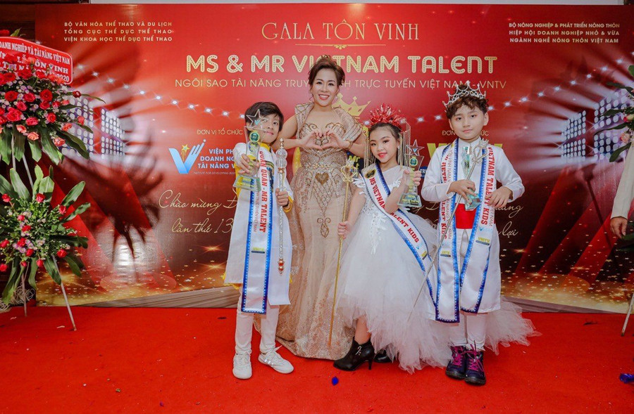 Giám khảo Happy Hồng Thơm cùng Quán quân bảng Kid Ngôi sao tài năng Việt Nam, Ms & Mr Vietnam Talent 2020 Trần Nguyễn Khang Nguyên (bên trái). Giám khảo Happy Hồng Thơm cùng Quán quân bảng Kid Ngôi sao tài năng Việt Nam, Ms & Mr Vietnam Talent 2020 Trần Nguyễn Khang Nguyên (bên trái).