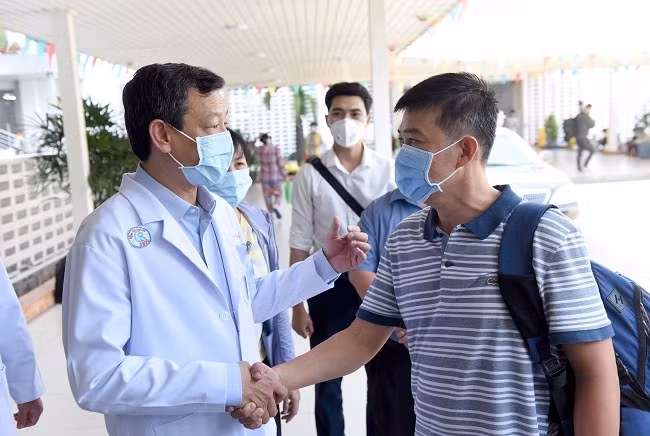 BS CK2 Nguyễn Tri Thức – Giám đốc Bệnh viện Chợ Rẫy bắt tay động viên các bác sĩ lên đường làm nhiệm vụ phòng dịch Covid-19 tại Gia Lai