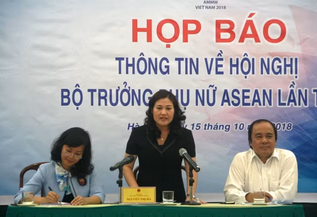 Thứ trưởng Bộ Lao động Thương binh và Xã hội Nguyễn Thị Hà phát biểu tại buổi họp báo