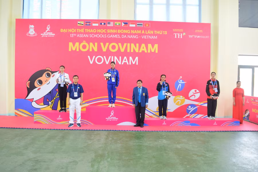 Vận động viên Nguyễn Đỗ Kim Yến của Đoàn Thể thao học sinh Việt Nam đoạt Huy chương Bạc.