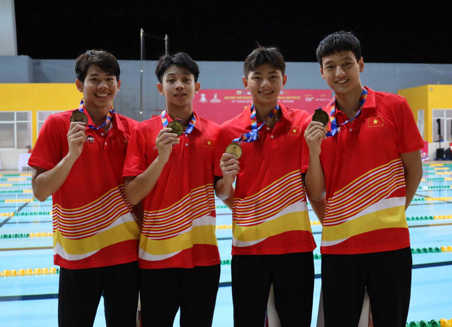 4 vận động viên nam Hoàng Quy, Nguyễn Quốc, Tuấn Anh, Quang Thuấn (bìa trái).