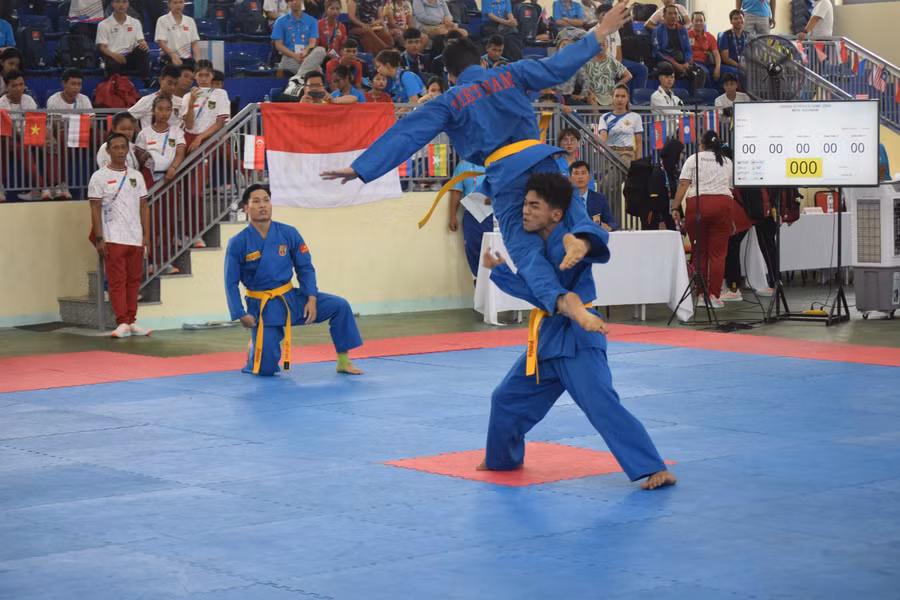 Phần thi biểu diễn đòn chân tấn công, các vận động viên của Đoàn Thể thao học sinh Việt Nam.