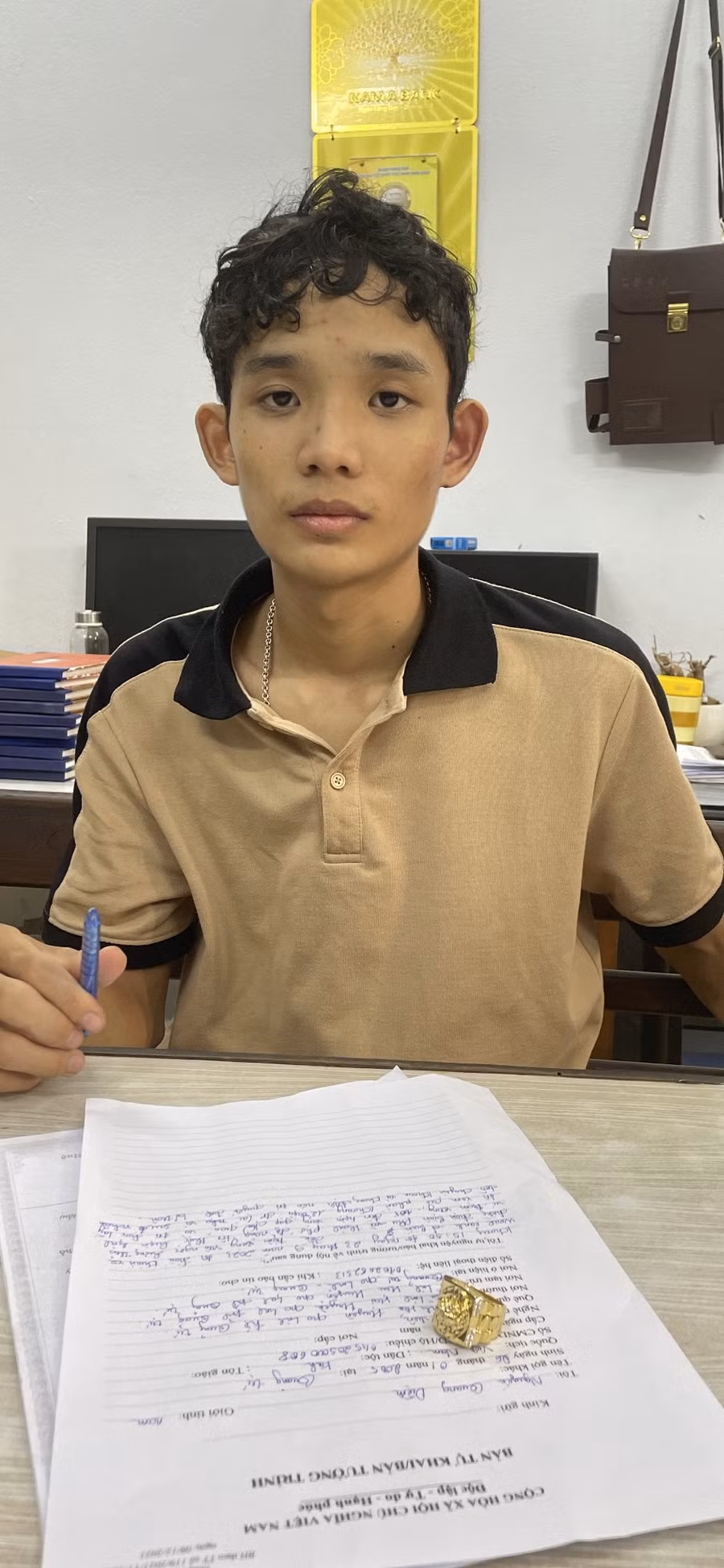 Nguyễn Quang Diện tại cơ quan công an. Ảnh: Công an Thanh Khê.