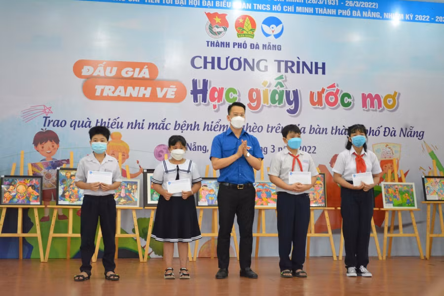 Anh Nguyễn Mạnh Dũng - Bó thư Thành Đoàn Đà Nẵng trao quà cho các em học sinh có hoàn cảnh khó khăn.