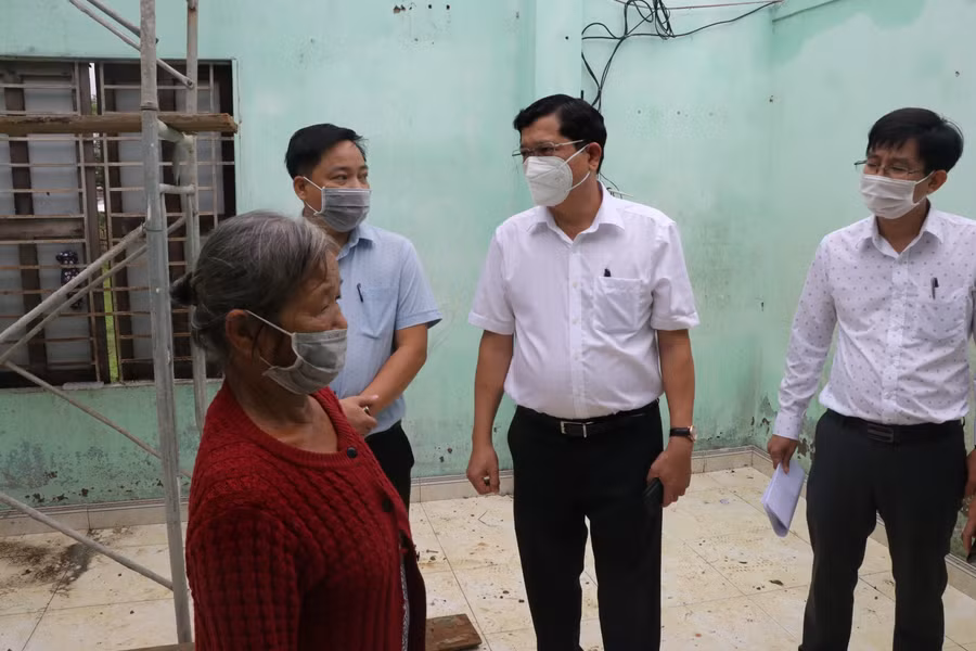 Ông Trần Phước Sơn (thứ 2, phải sang) - Phó Chủ tịch UBND TP Đà Nẵng đi kiểm tra các ngôi nhà bị tốc mái do lốc xoáy ở xã Hòa Khương, huyện Hòa Vang. 