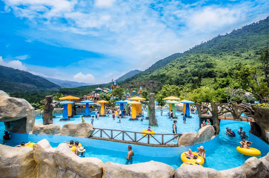 Công viên suối khoáng nóng Núi Thần Tài. 