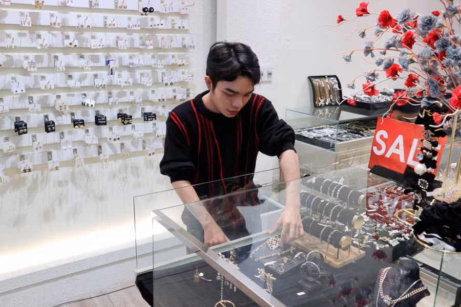 Trung Khang làm thời vụ tại cửa hàng bán trang sức. Trung Khang làm thời vụ tại cửa hàng bán trang sức.