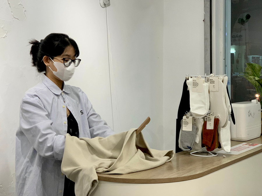 Hoàng Nhi làm thêm tại cửa hàng quần áo đến 30 Tết.