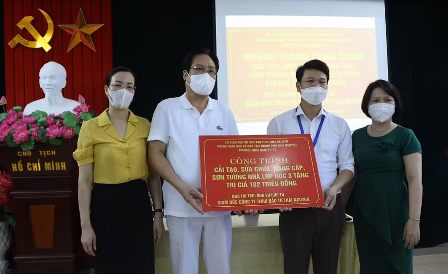 Trường THCS Nguyễn Du nhận bàn giao công trình cải tạo, sửa chữa, nâng câp, sơn tường nhà lớp học 3 tầng từ nhà tài trợ