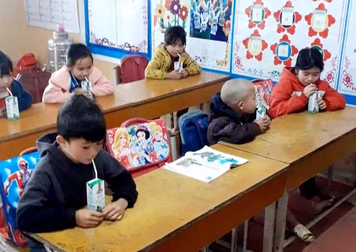 Học trò tại điểm trường của Nhạn Môn (Pác Nặm, Bắc Kạn) đã được uống sữa.