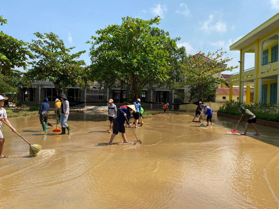 Tại Trường THCS Xuân Thuỷ, mưa lớn trong những ngày qua đã khiến nước dâng ngập sân trường, chưa dâng vào tận các phòng học. Sáng nay nhà trường đã bố trí giáo viên đến dọn dẹp vệ sinh. “Trong sáng nay nhà trường đã bố trí, huy động thầy cô giáo đến trường để dọn dẹp vệ sinh. Hiện công tác dọn dẹp đã xong, chiều nay trường sẽ tổ chức dạy học bình thường”, thầy Hoàng Thái Anh, Hiệu trưởng nhà trường cho biết. Tại Trường THCS Xuân Thuỷ, mưa lớn trong những ngày qua đã khiến nước dâng ngập sân trường, chưa dâng vào tận các phòng học. Sáng nay nhà trường đã bố trí giáo viên đến dọn dẹp vệ sinh. “Trong sáng nay nhà trường đã bố trí, huy động thầy cô giáo đến trường để dọn dẹp vệ sinh. Hiện công tác dọn dẹp đã xong, chiều nay trường sẽ tổ chức dạy học bình thường”, thầy Hoàng Thái Anh, Hiệu trưởng nhà trường cho biết.