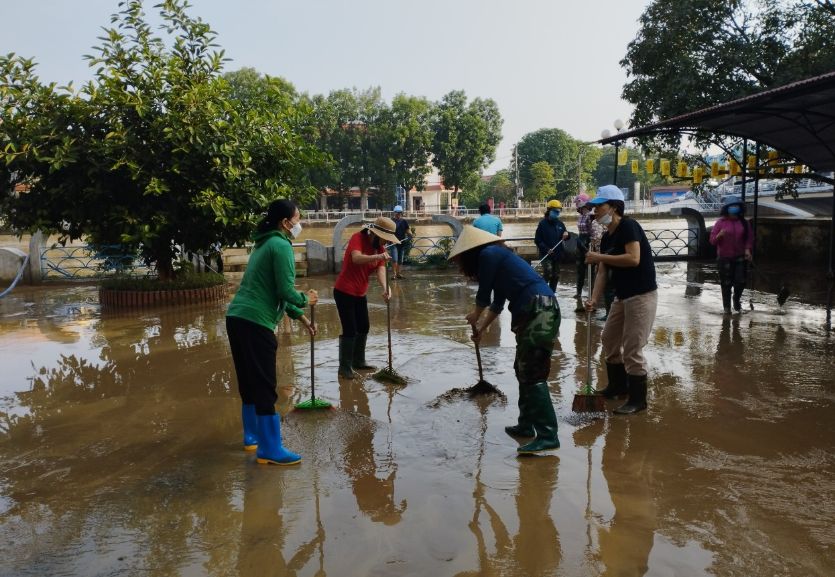 Các trường học ở huyện Lệ Thuỷ (Quảng Bình) đã huy động lực lượng dọn dẹp, quét phòng học, sân trường sau khi nước lũ rút dần. Các trường học ở huyện Lệ Thuỷ (Quảng Bình) đã huy động lực lượng dọn dẹp, quét phòng học, sân trường sau khi nước lũ rút dần.