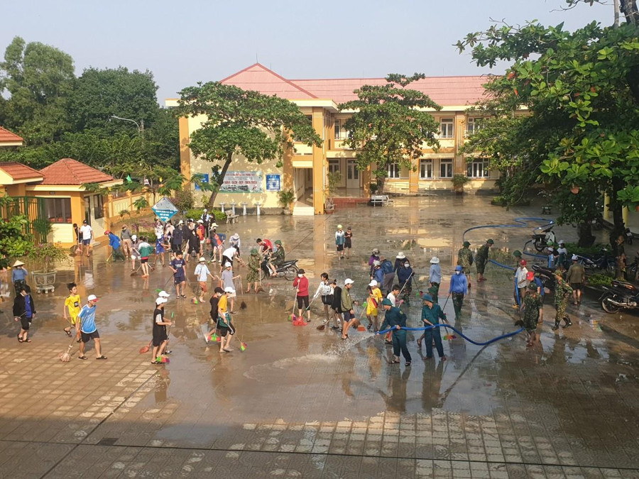 Thầy Lê Đình Lý, Hiệu trưởng Trường THCS Phong Thuỷ cho biết, nhờ sự tích cực của thầy cô, học sinh cùng sự hỗ trợ của lực lượng quân sự huyện trong sáng nay nhà trường đã dọn dẹp vệ sinh xong xuôi. Tuy nhiên, một số thôn, xóm trên địa bàn nước chưa rút hết nên học sinh chưa thể đến trường. Trong sáng mai (18/10) trường sẽ tổ chức dạy học trở lại. Thầy Lê Đình Lý, Hiệu trưởng Trường THCS Phong Thuỷ cho biết, nhờ sự tích cực của thầy cô, học sinh cùng sự hỗ trợ của lực lượng quân sự huyện trong sáng nay nhà trường đã dọn dẹp vệ sinh xong xuôi. Tuy nhiên, một số thôn, xóm trên địa bàn nước chưa rút hết nên học sinh chưa thể đến trường. Trong sáng mai (18/10) trường sẽ tổ chức dạy học trở lại.
