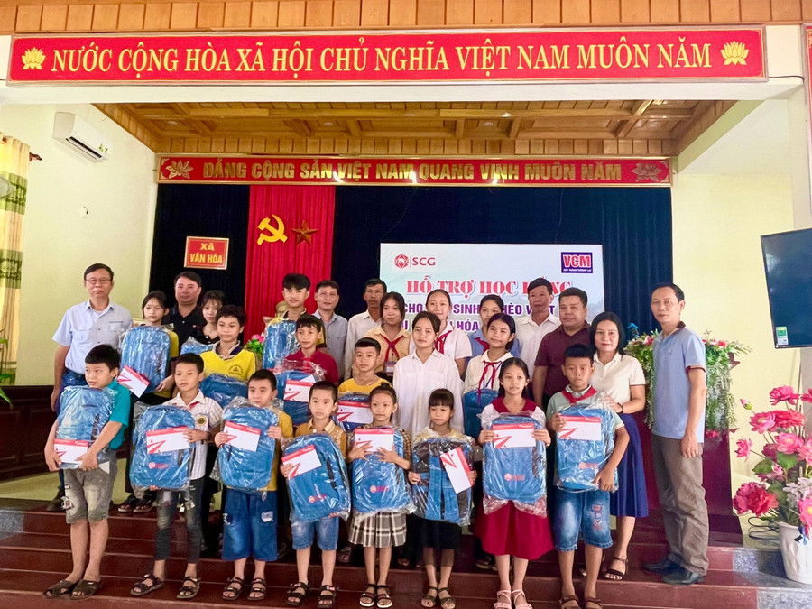 Ngoài các suất học bổng, học sinh còn nhận được cặp sách, mũ... Ngoài các suất học bổng, học sinh còn nhận được cặp sách, mũ...