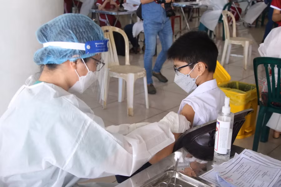 Tiêm vắc-xin cho trẻ từ 5 đến dưới 12 tuổi.