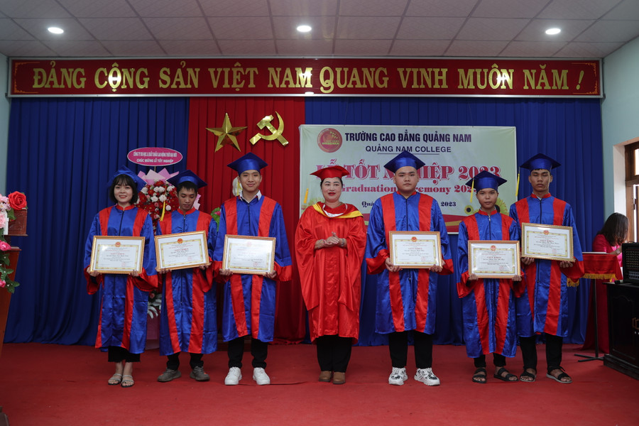 Trao giấy khen cho các học sinh có thành tích xuất sắc trong học tập. Ảnh: Hoàng Vinh.