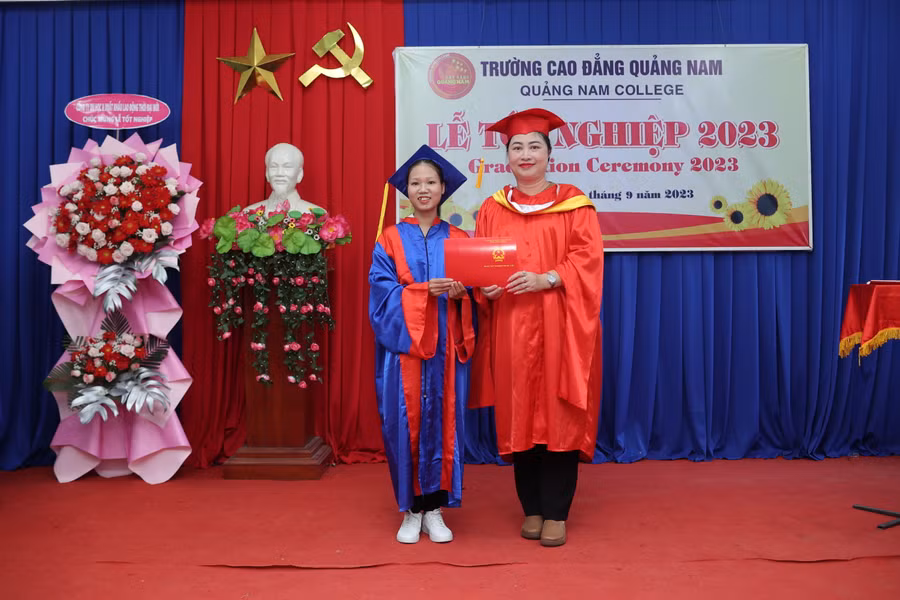 PGS. TS Vũ Thị Phương Anh - Hiệu trưởng Trường Cao đẳng Quảng Nam trao bằng tốt nghiệp cho các học sinh hệ trung cấp. Ảnh: Hoàng Vinh. 
