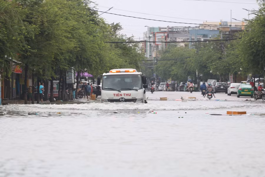 Mưa lớn gây ngập nước từ 30cm đến 1m.