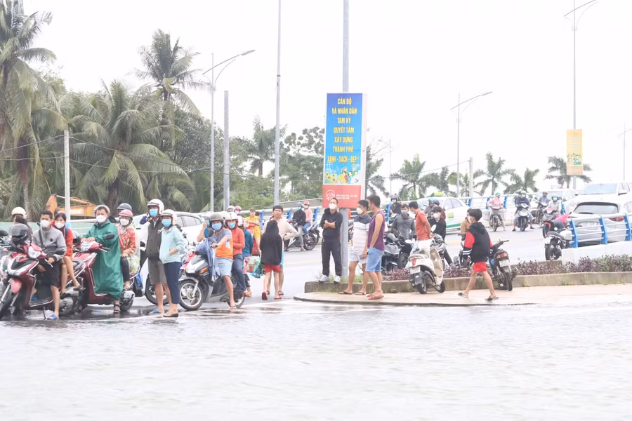 Nhiều người dân buộc quay đầu xe vì đường ngập.