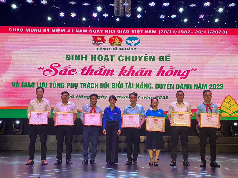 Chị Nguyễn Thị Anh Thảo – Phó Bí thư Thành đoàn Đà Nẵng trao giấy khen tuyên dương và tôn vinh các giáo viên Tổng phụ trách Đội xuất sắc. (Ảnh: Hoàng Vinh)