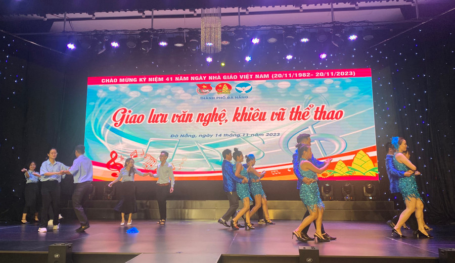 Các giáo viên Tổng phụ trách Đội các Trường Tiểu học, THCS biểu diễn tại chương trình. (Ảnh: Hoàng Vinh)