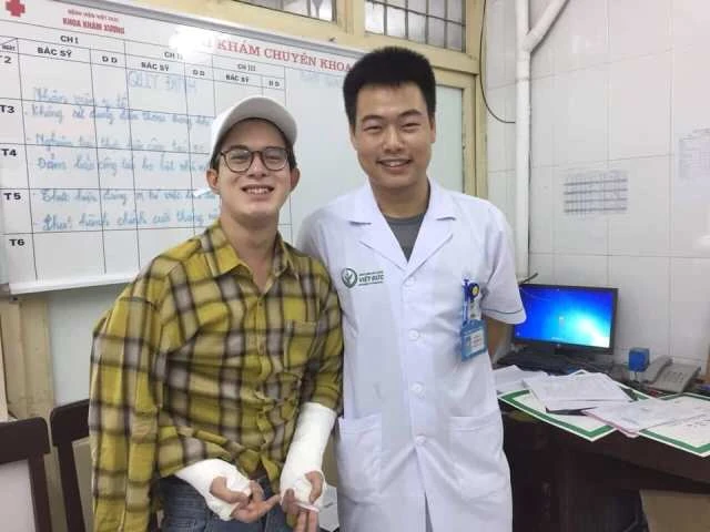 Quang Anh trong phim "Về nhà đi con" bị gãy hai tay. Ảnh: BVCC.