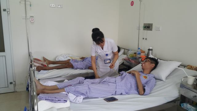 Kiểm tra vết mổ cho bệnh nhân Kiểm tra vết mổ cho bệnh nhân