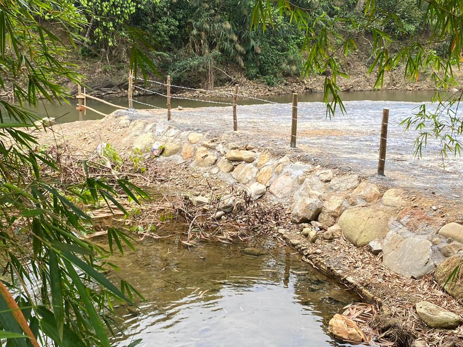 Một khu vực phía trong Róc Rách Glamping cũng đổ đất đá. Ảnh: Hoàng Vinh.