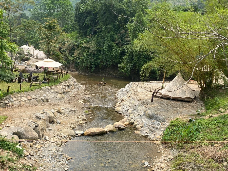 Lấn ra con suối để làm du lịch. Ảnh: Hoàng Vinh. 