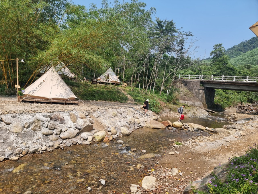 Khu cắm trại Róc Rách Glamping (xã Hòa Phú) xây dựng công trình "bê tông hóa" dọc bờ suối, phía thượng nguồn sông Luông Đông. Ảnh: Hoàng Vinh.