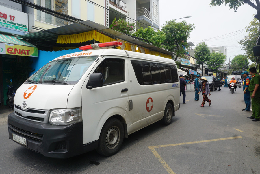 Chiếc xe cứu thương đưa thi thể các nạn nhân trong vụ rơi máy bay về Đà Nẵng. Ảnh: H.V.