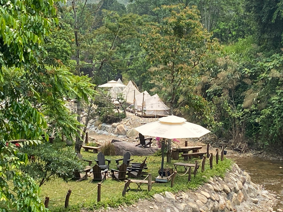 Bờ kè bê tông xây dọc con suối. Ảnh: Hoàng Vinh.