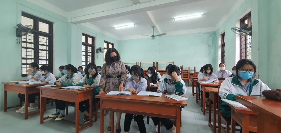 Cô Hoàn luôn dành cho học trò sự ân cần, chia sẻ và mang đến cho các em những tiết học lí thú, bổ ích. Ảnh: Tiến Việt