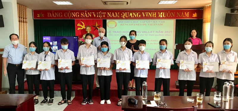 Học sinh ở Làng trẻ em SOS Đồng Hới nhận học bổng Odon Vallet. Ảnh: H.T