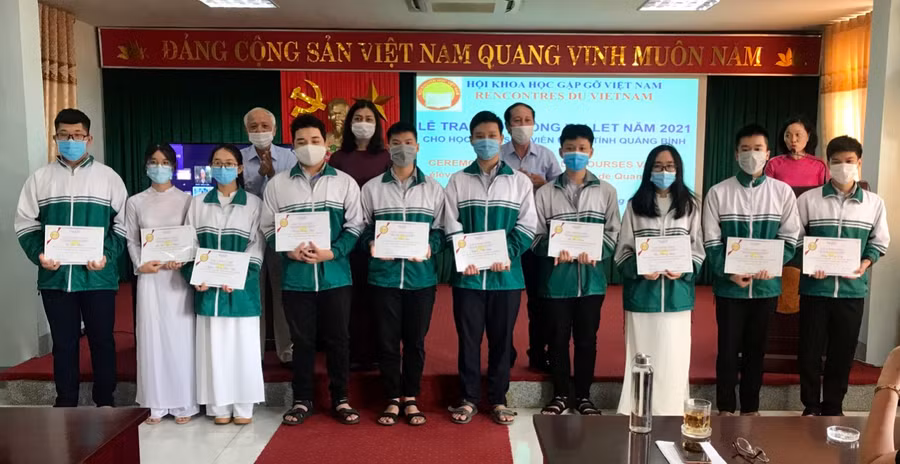 Học sinh Trường THPT Chuyên Võ Nguyên Giáp nhận học bổng Odon Vallet năm 2021. Ảnh: H.T
