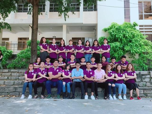 Thạc sĩ Nguyễn Ký Viễn cùng các sinh viên của mình. Thạc sĩ Nguyễn Ký Viễn cùng các sinh viên của mình.