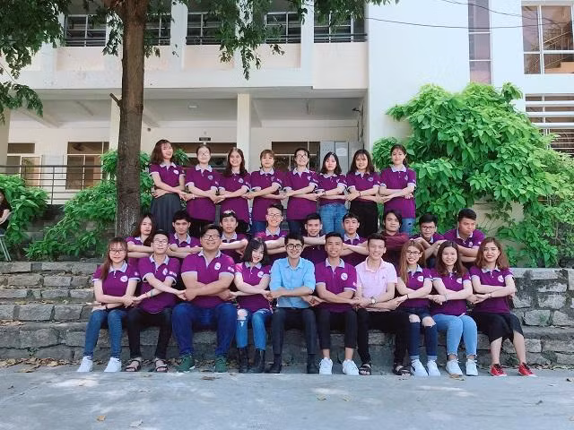 Thạc sĩ Nguyễn Ký Viễn cùng các sinh viên của mình.