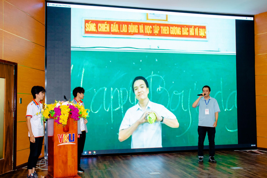 Phần thi chào hỏi.