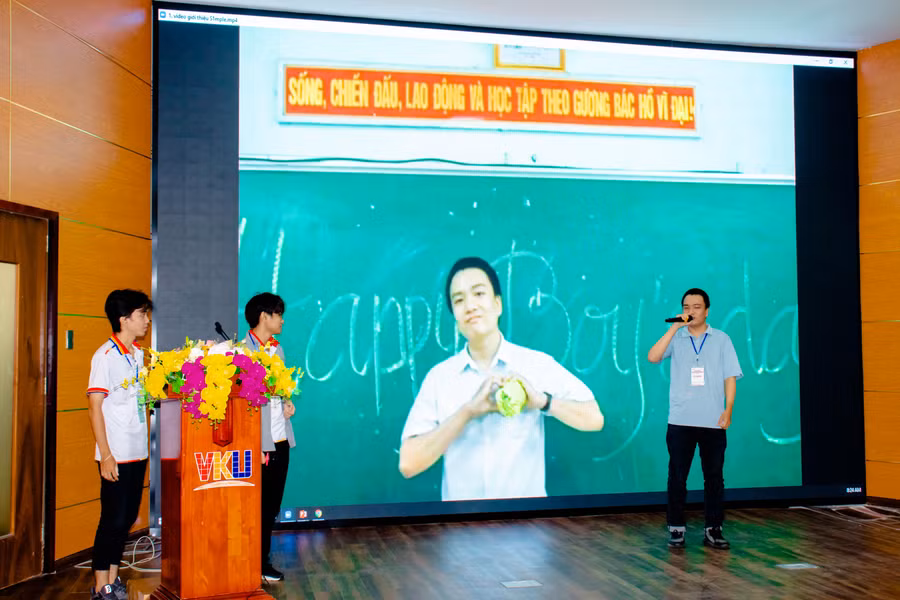 Phần thi chào hỏi.