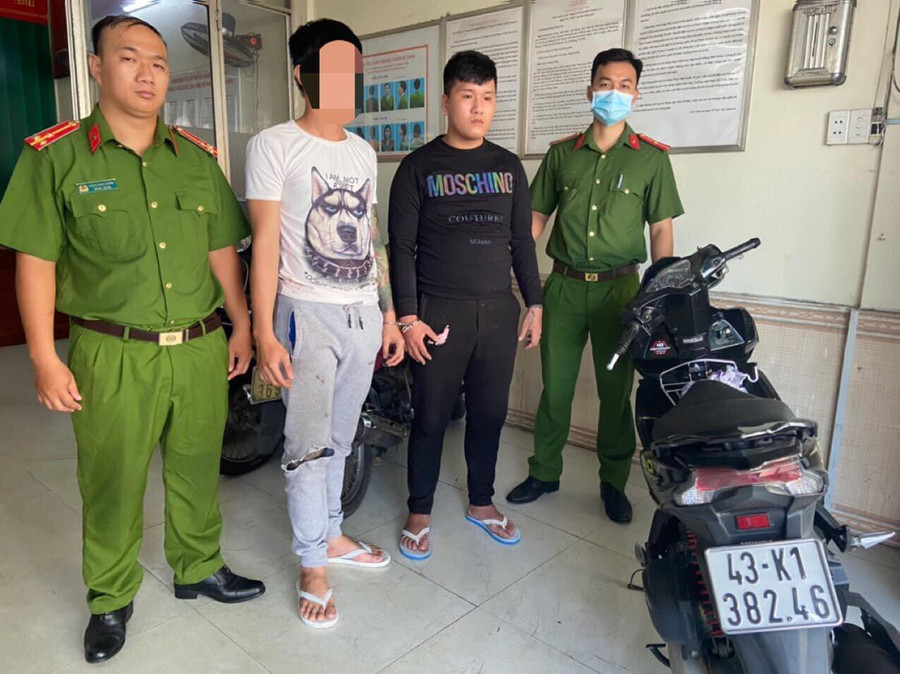 Đối tượng Đỗ Trí Dũng (áo đen) bị tạm giữ để điều tra hành vi "Chống người thi hành công vụ". Ảnh: Công an.