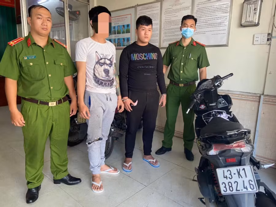 Đối tượng Đỗ Trí Dũng (áo đen) bị tạm giữ để điều tra hành vi "Chống người thi hành công vụ". Ảnh: Công an.