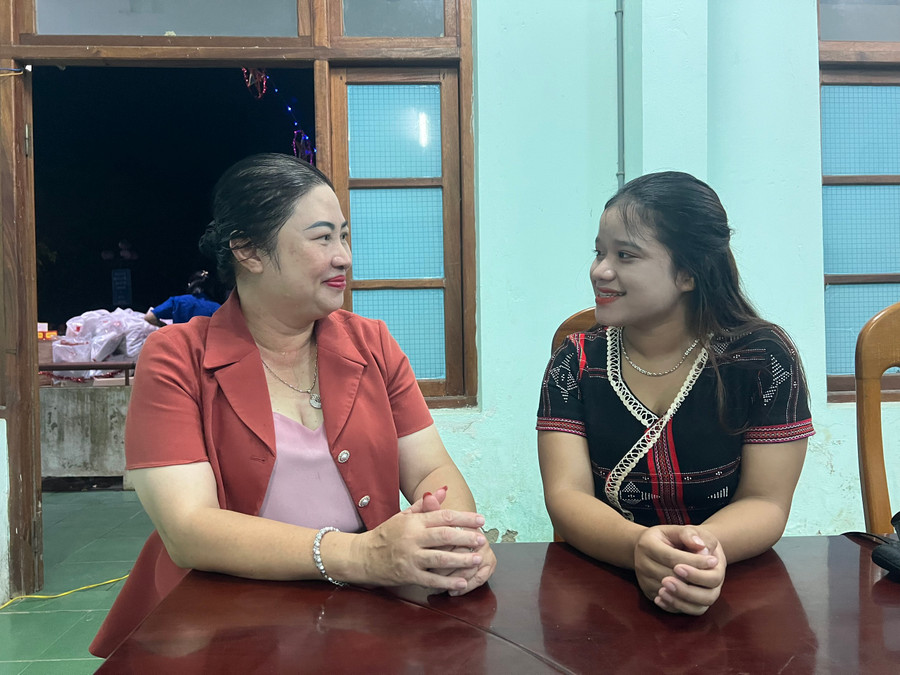 PGS.TS Vũ Thị Phương Anh - Hiệu trưởng Trường Cao đẳng Quảng Nam động viên các tân sinh viên người đồng bào dân tộc thiểu số. Ảnh: Hoàng Vinh. PGS.TS Vũ Thị Phương Anh - Hiệu trưởng Trường Cao đẳng Quảng Nam động viên các tân sinh viên người đồng bào dân tộc thiểu số. Ảnh: Hoàng Vinh.