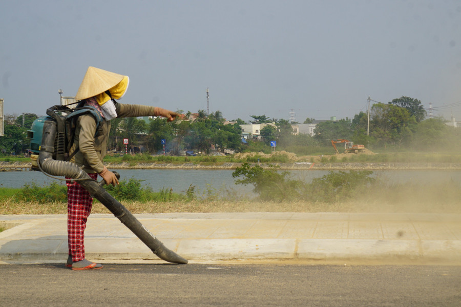 Theo ghi nhận của PV, toàn bộ hệ thống giao thông, thoát nước, mặt đường bê tông nhựa...đã hoàn thiện. Nhà thầu đang lát một số đoạn vỉa hè còn lại. Dọc hai bên đường được lắp các vòi nước để công nhân thuận tiện chăm sóc cỏ và cây xanh. Ảnh: Hoàng Vinh.