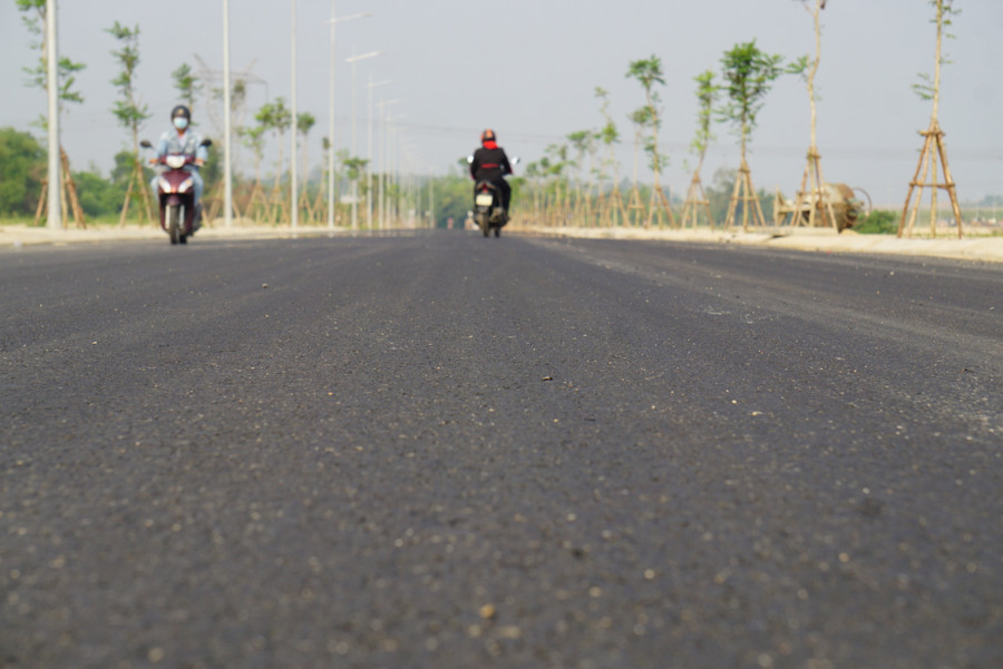 Dự án được khởi công từ năm 2017, kế hoạch hoàn thành năm 2020 nhưng liên tiếp trượt tiến độ vì vướng mặt bằng, thiếu vật liệu đắp nền... đến nay mới hoàn thiện để khánh thành và đưa vào sử dụng từ ngày 28/4. Ảnh: Hoàng Vinh.