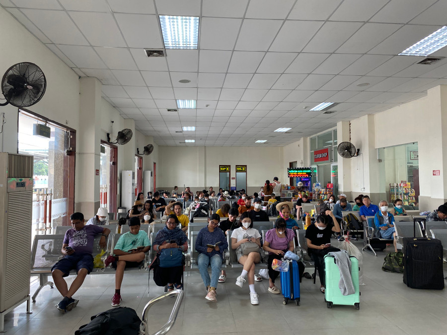 Khách chờ trong ga tàu. Ảnh: Hoàng Vinh.