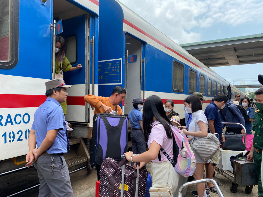 Hành khách tay xách, nách mang lên tàu về quê trong dịp lễ 30/4 và 1/5.
