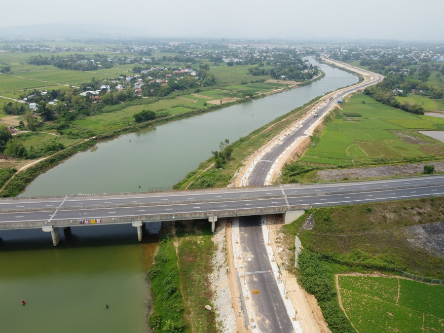 Theo đó, dự án đường ven sông Tuyên Sơn - Túy Loan dài hơn 5km, có tổng vốn đầu tư hơn 745 tỷ đồng từ nguồn ngân sách TP. Đà Nẵng, trong đó gói thầu xây lắp có giá trị 526 tỷ đồng. Ảnh: Hoàng Vinh.